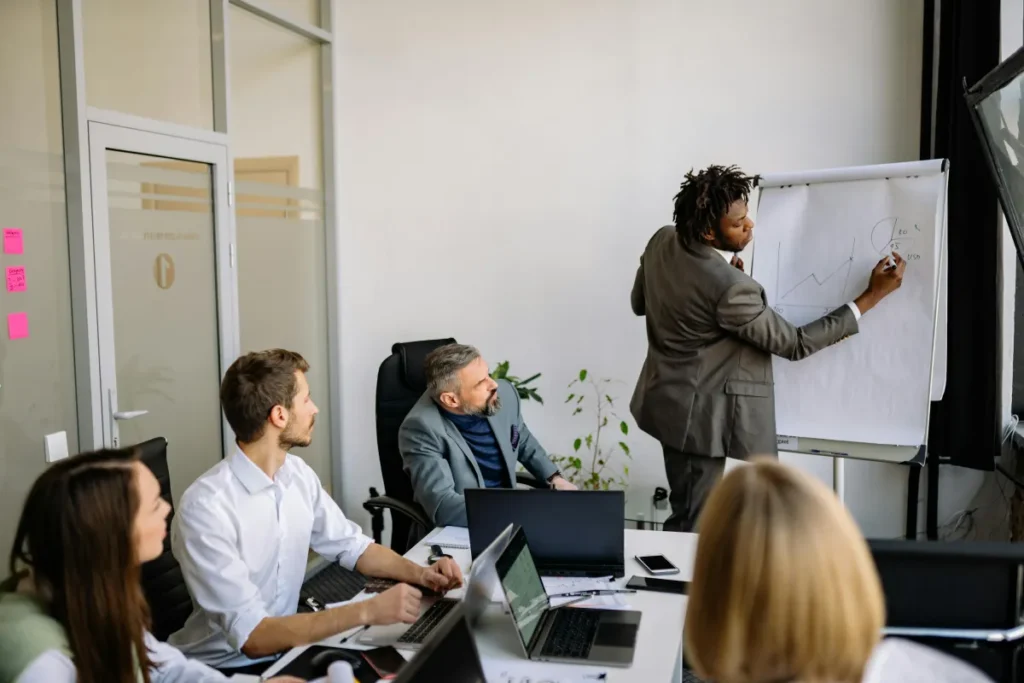 Tim profesional dalam rapat bisnis strategis di kantor modern sebagai gambaran divisi operasional perusahaan